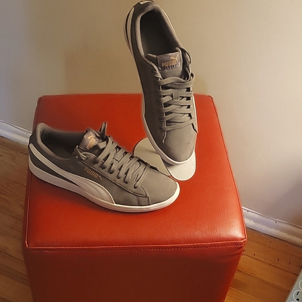 PUMA 👟 gray with white  strip 7.5 size